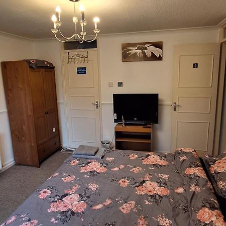 Spacious And Serene Stay Near Milton Keynes Centre Willen Room photo