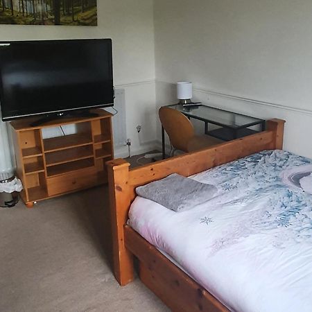 Spacious And Serene Stay Near Milton Keynes Centre Willen Room photo