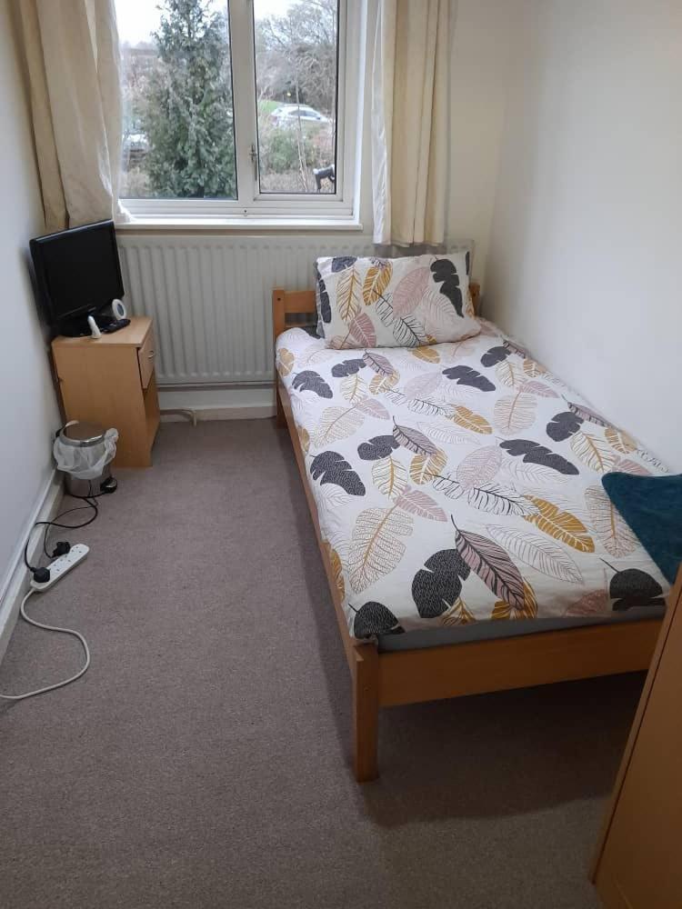 Spacious And Serene Stay Near Milton Keynes Centre Willen Room photo