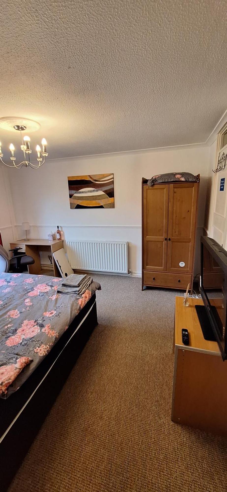 Spacious And Serene Stay Near Milton Keynes Centre Willen Room photo