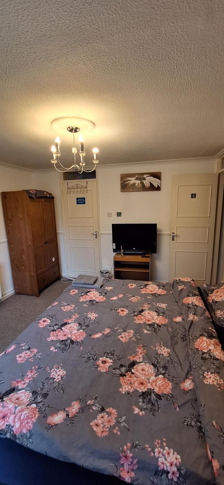 Spacious And Serene Stay Near Milton Keynes Centre Willen Room photo